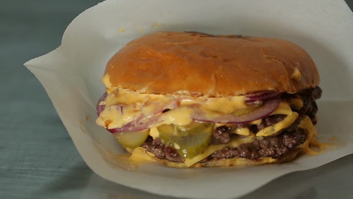 Диетолог: частое питание фастфудом повышает риск ОРВИ и влияет на мозг