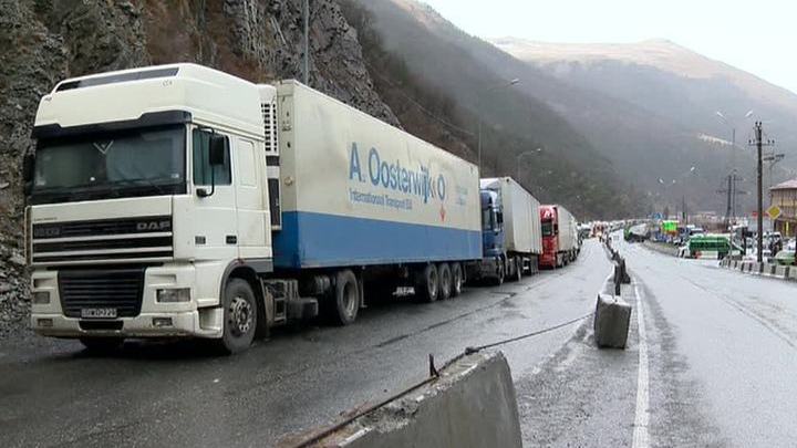 Временно запрещено движение большегрузов по части Транскавказской магистрали