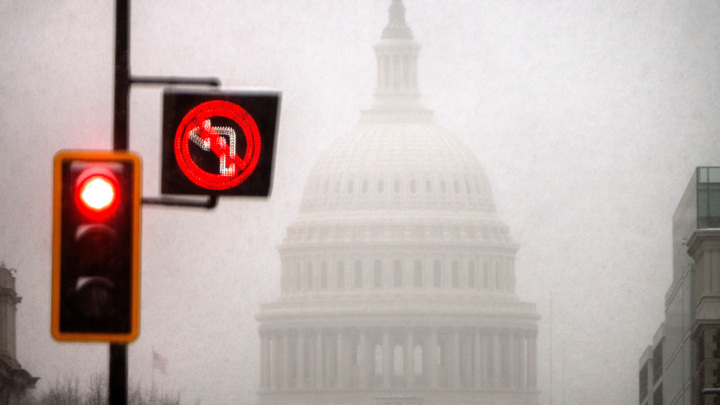 В Вашингтоне из-за снежной бури жители сметают с полок свежие продукты