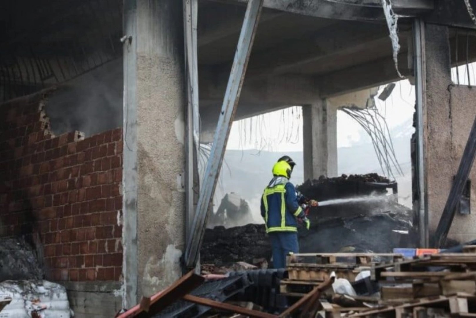 В Греции пять человек пропали без вести из-за пожара на предприятии