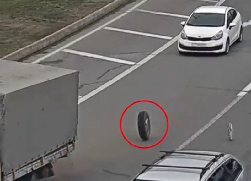 В центре Баку у грузовика на ходу отлетели колеса