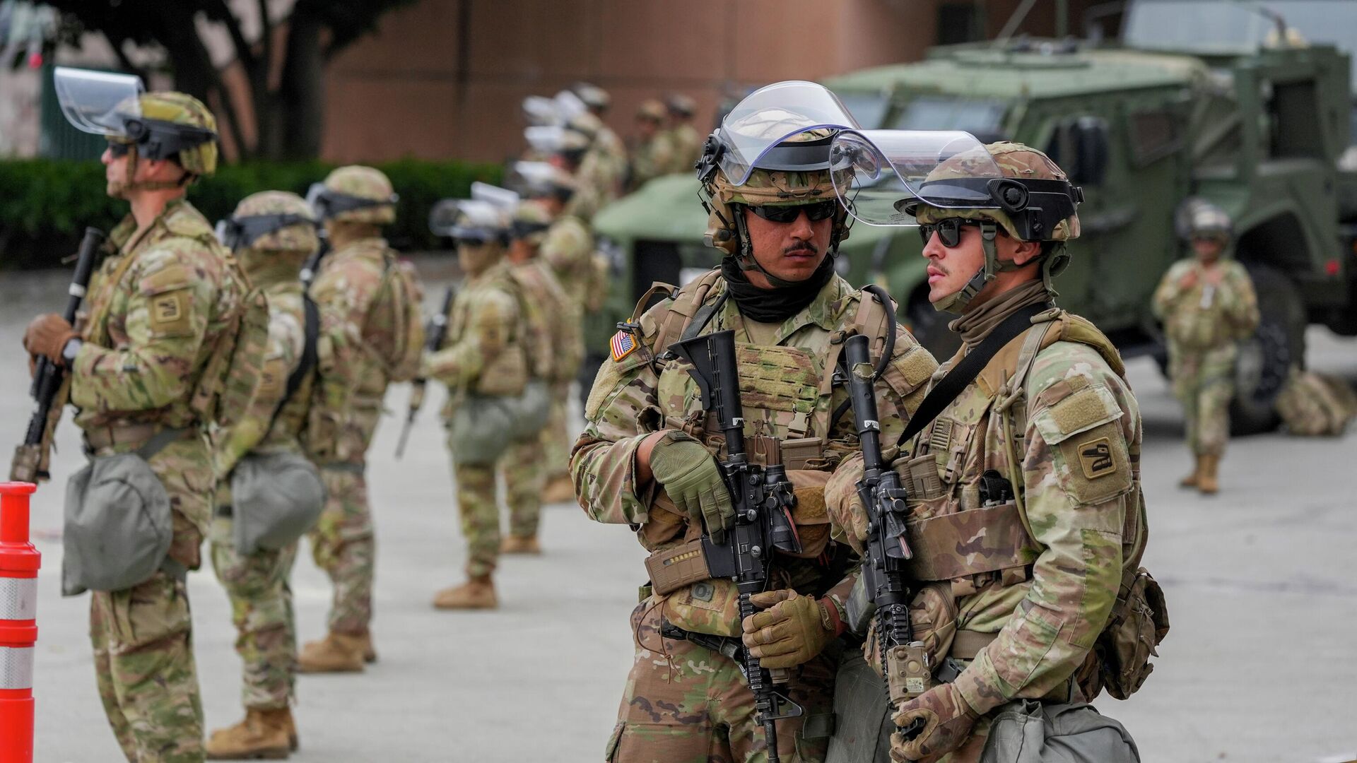 США направили 5,3 тыс. военных Нацгвардии для борьбы с последствиями непогоды