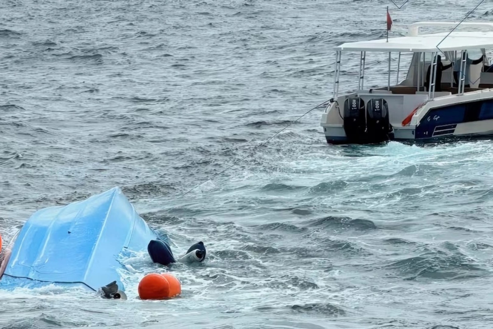Трое туристов из Франции погибли при переворачивании лодки у берегов Омана