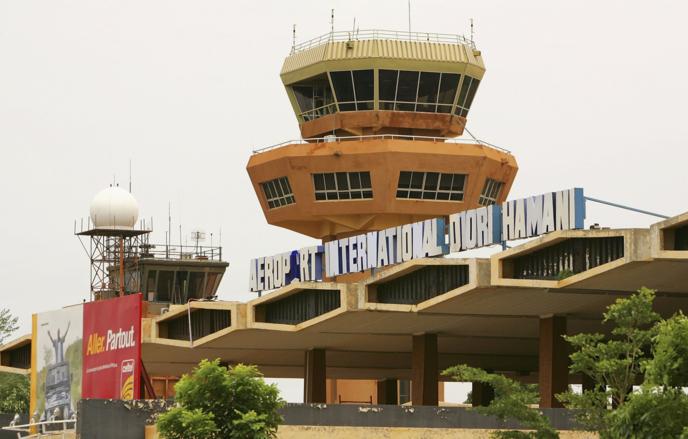 СМИ: Взрывы и стрельба произошли около столичного аэропорта Нигера