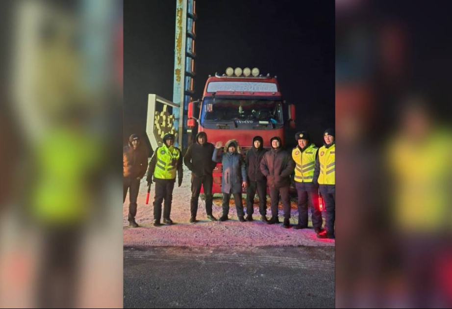 Казахстанские полицейские помогли азербайджанским водителям в 32-градусный мороз