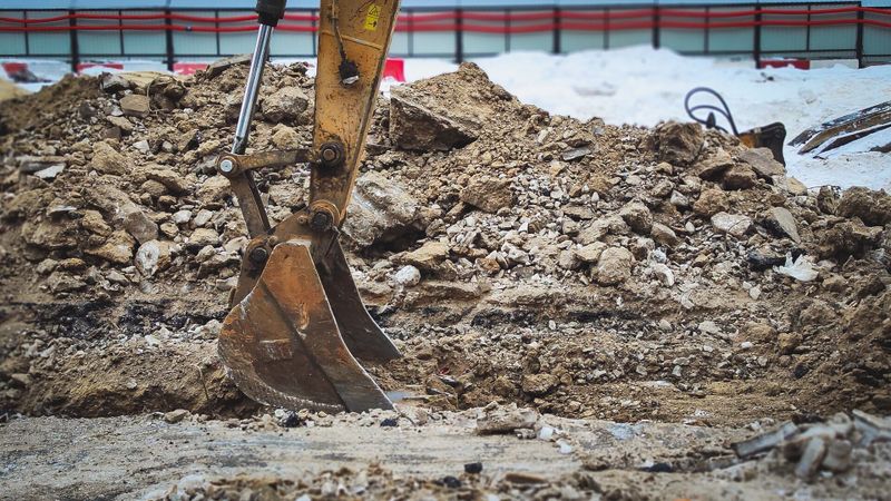 В Оренбурге из-за обвала грунта пострадали два человека