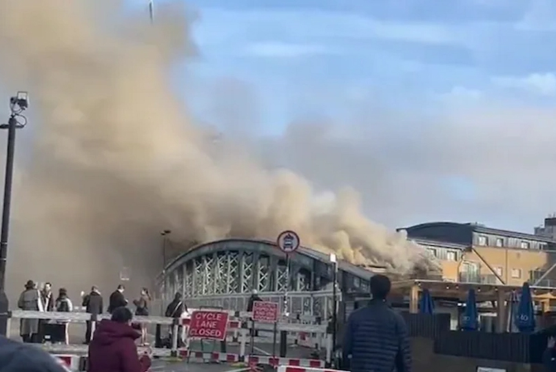 Из-за крупного пожара в северной части Лондона наблюдаются перебои в движении поездов