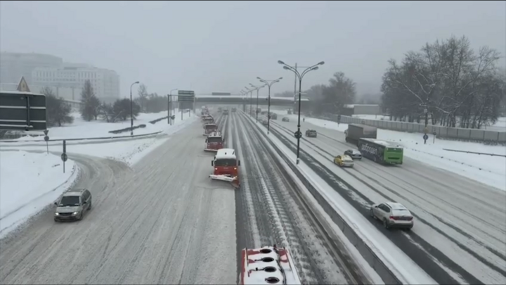 В Москве третьи сутки продолжается ликвидация последствий снегопада