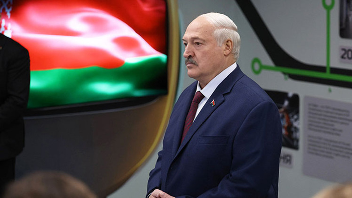 Лукашенко призвал женщин чистить снег лопатой для сохранения молодости и красоты