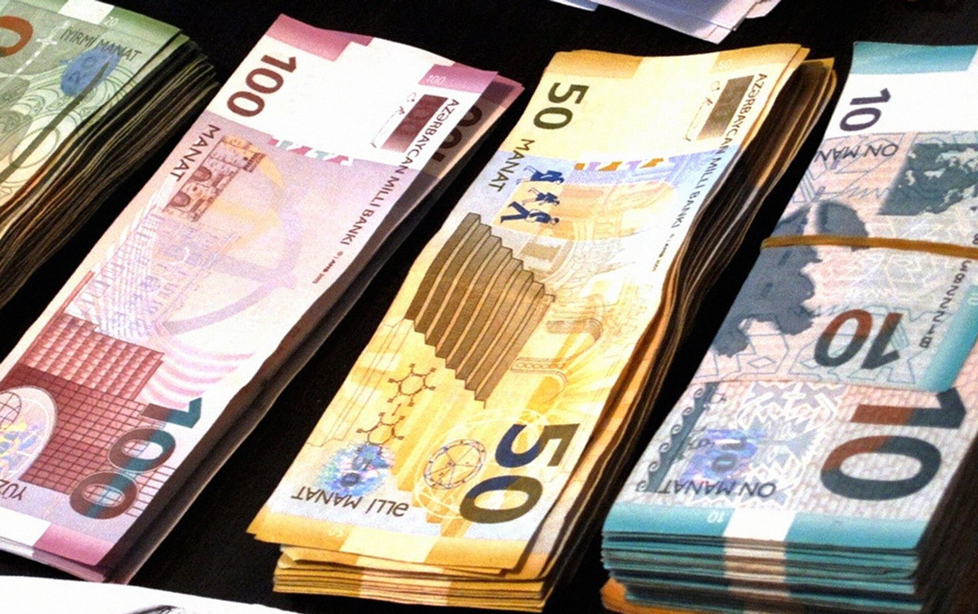 Скорость обращения азербайджанского маната снизилась