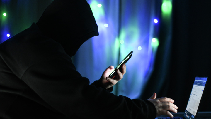 Мошенники "обменяли" пенсионерке 29,9 млн рублей на билеты "банка приколов"