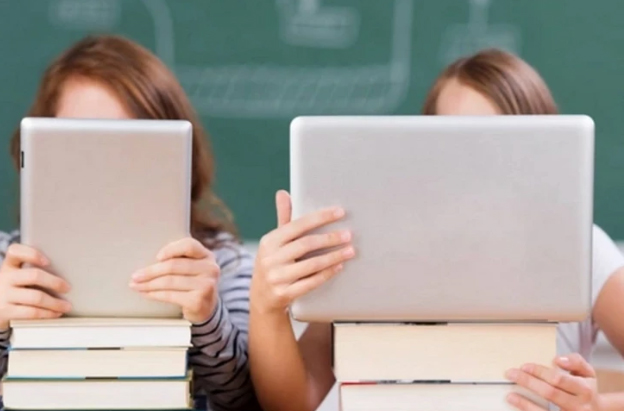 Бумажные или цифровые: в Азербайджане продолжается дискуссия о формате учебников