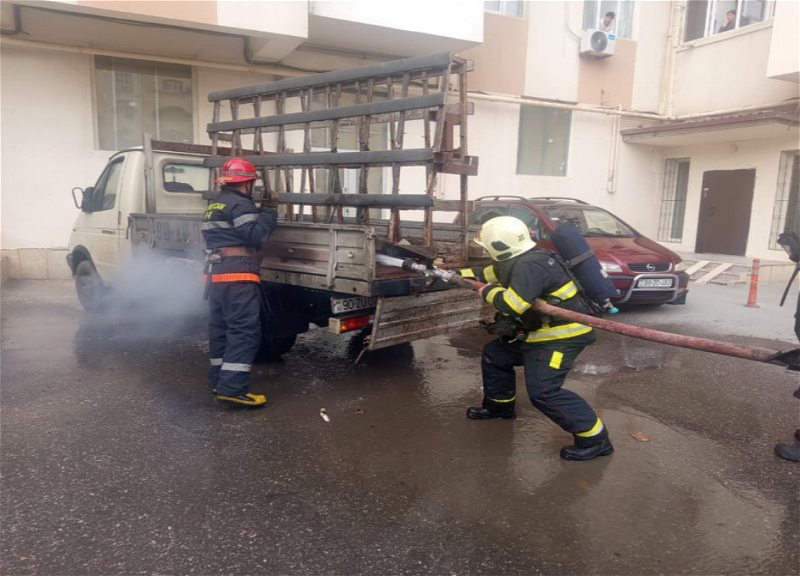 В Сумгайыте загорелся автомобиль