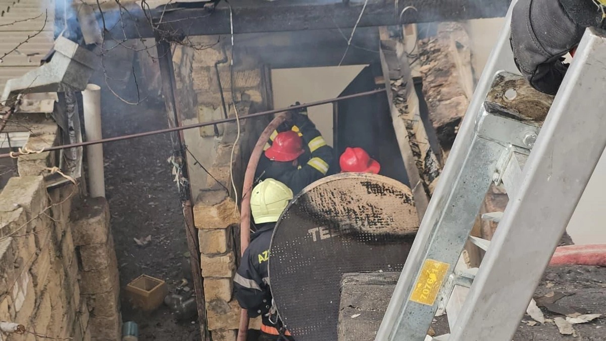 Пожар в жилом доме в Баку потушили