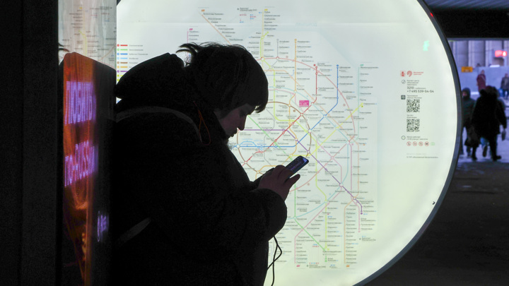 Россиян не пустят в метро при отказе показать свой телефон