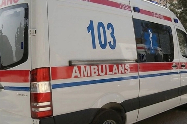 В Баку подросток выпал из окна школы