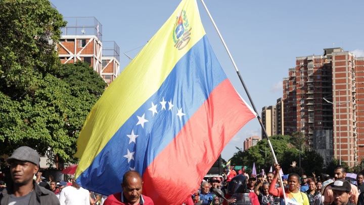 В Каракасе прошел многотысячный митинг с призывом освободить Мадуро и его жену