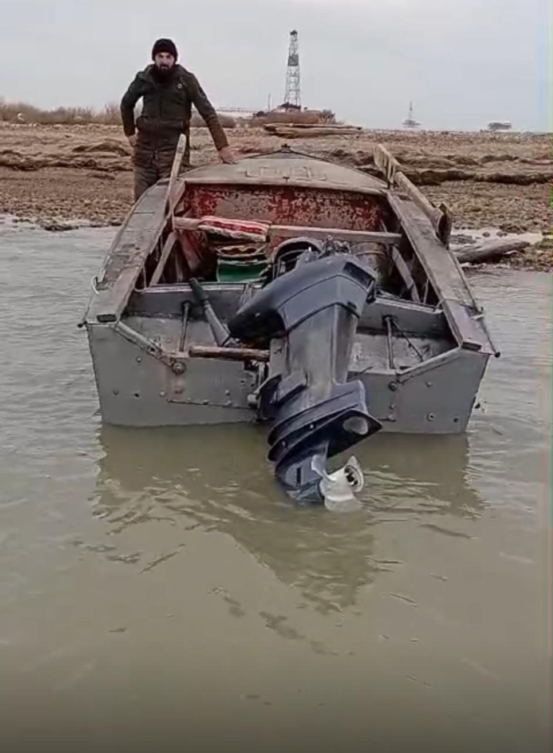 Сотрудники МЧС эвакуировали рыбаков с неисправной лодки в Каспийском море