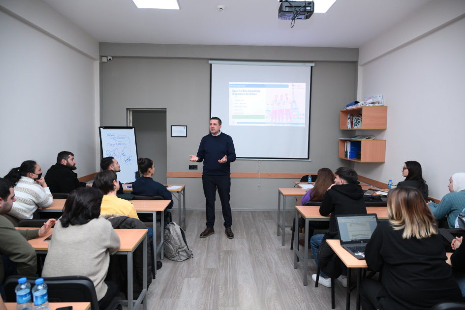 Турецкий эксперт провел в Баку тренинги по стрельбе из лука