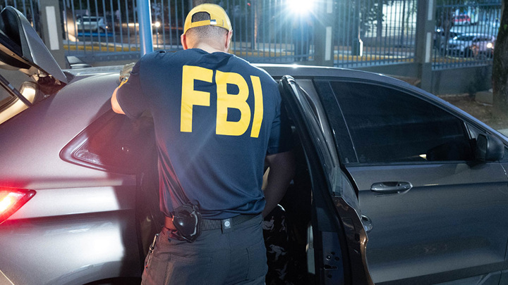 В ночь смерти Эпштейна ФБР заметило у его камеры "оранжевую фигуру"