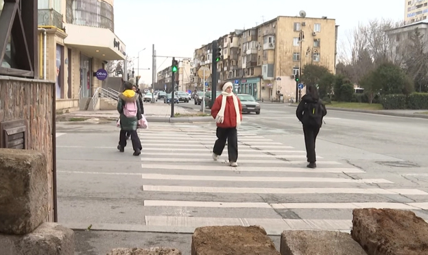 Бакинский ресторан захватил пешеходный переход