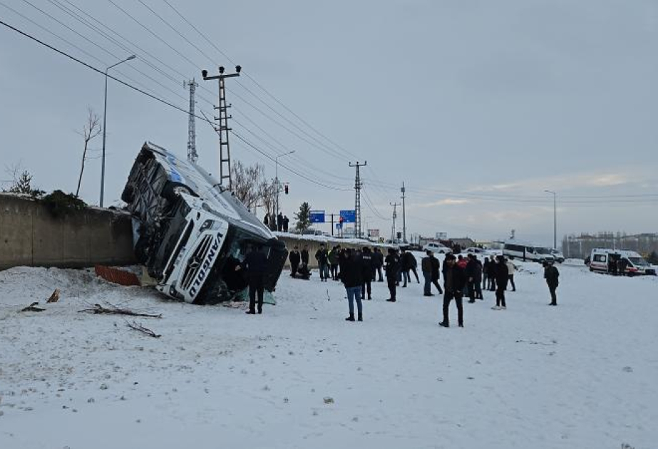 В турецкой провинции Агры в ДТП с автобусом ранены 16 человек