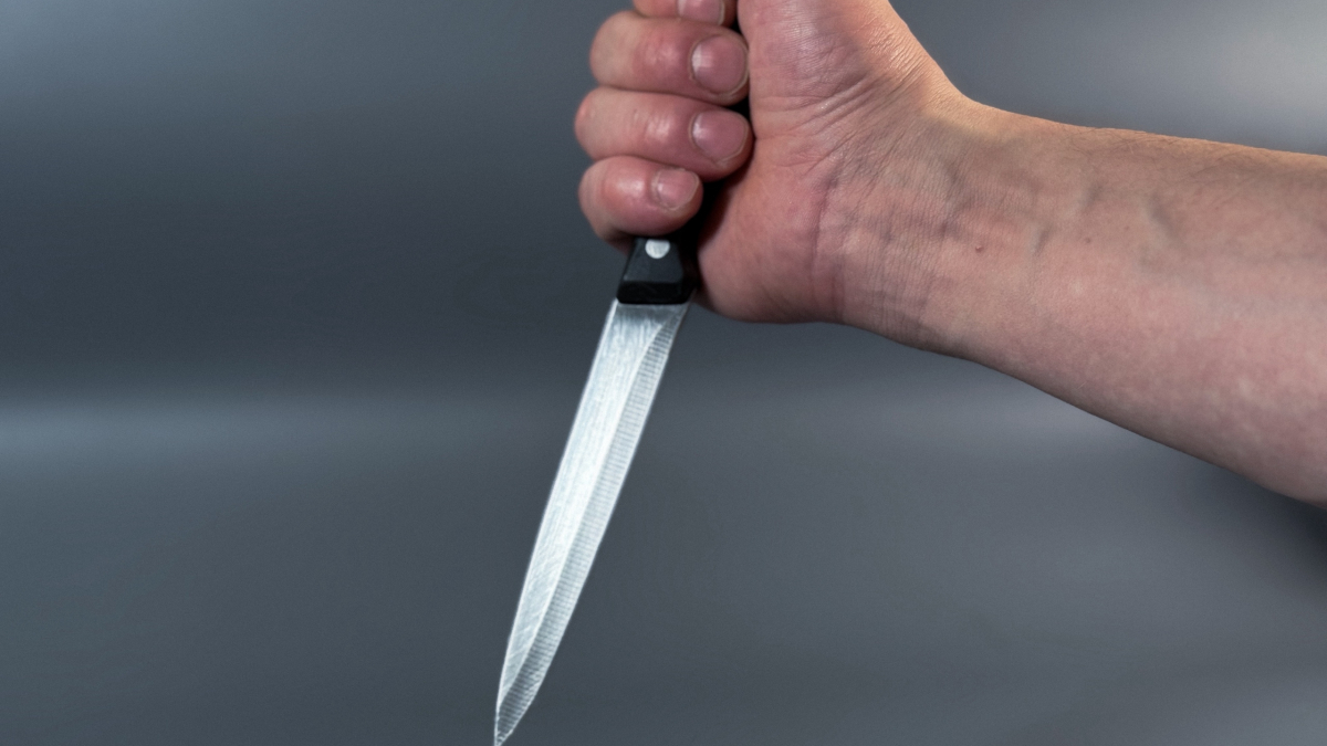 В больнице Омска мужчина с ножом угрожал полицейскому