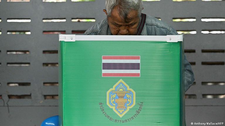 В Таиланде проходят досрочные парламентские выборы и референдум