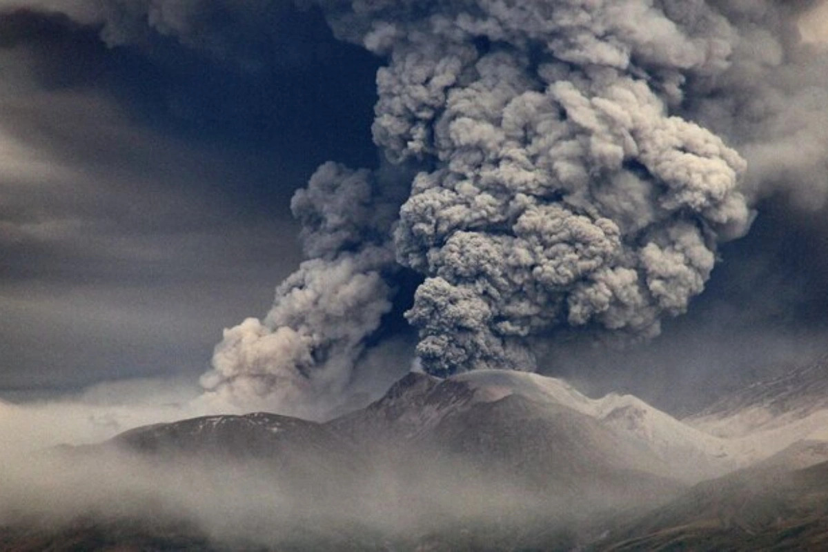 Вулкан Шивелуч на Камчатке выбросил пепел на высоту 11.6 км