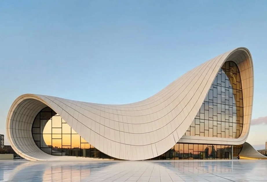 Российский портал представил обзор десяти знаковых зданий Баку, рекомендованных к посещению