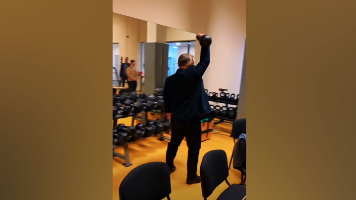 Орбан позанимался с гирей в зале в деловом костюме и заявил о "готовности" к бою