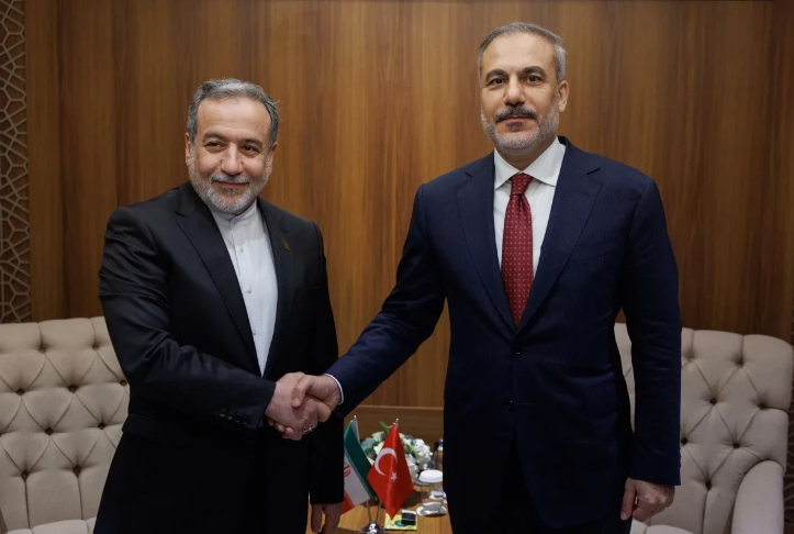 Хакан Фидан провел телефонный разговор с Аббасом Арагчи