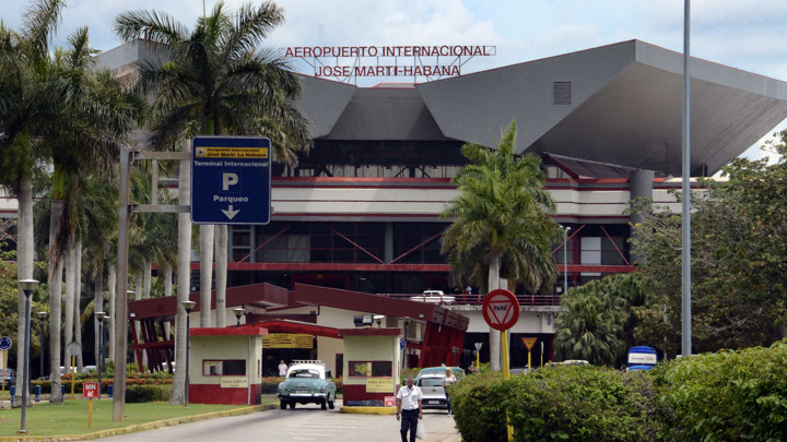 Главный аэропорт Гаваны не будет заправлять самолеты