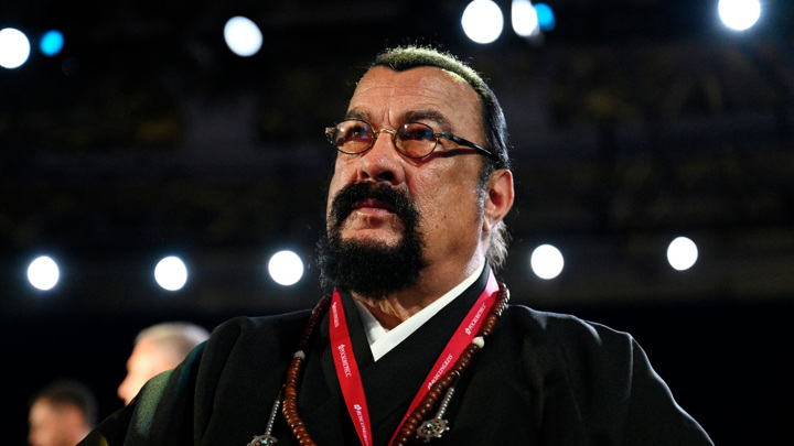 Стивен Сигал продает особняк на Рублево-Успенском шоссе