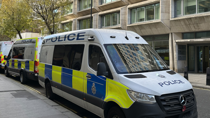 Британская полиция изучает сведения о передаче принцем Эндрю информации Эпштейну