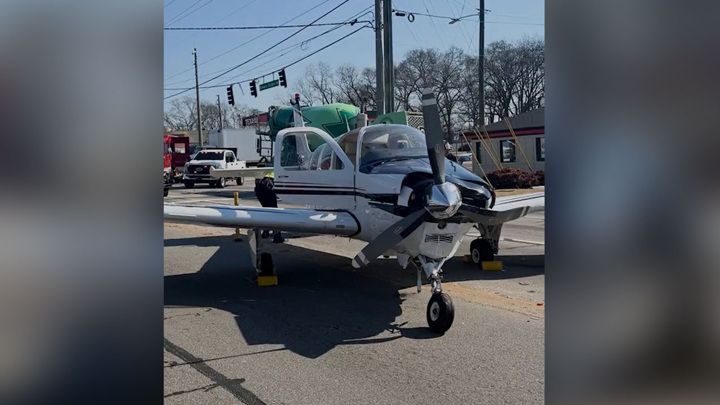 Самолет врезался в машины во время аварийной посадки на оживленной дороге в США