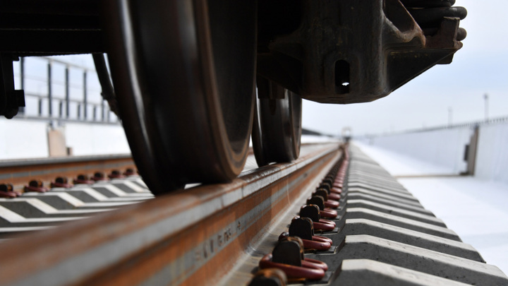 Прокуратура: 25 вагонов грузового поезда сошли с рельсов в Хабаровском крае