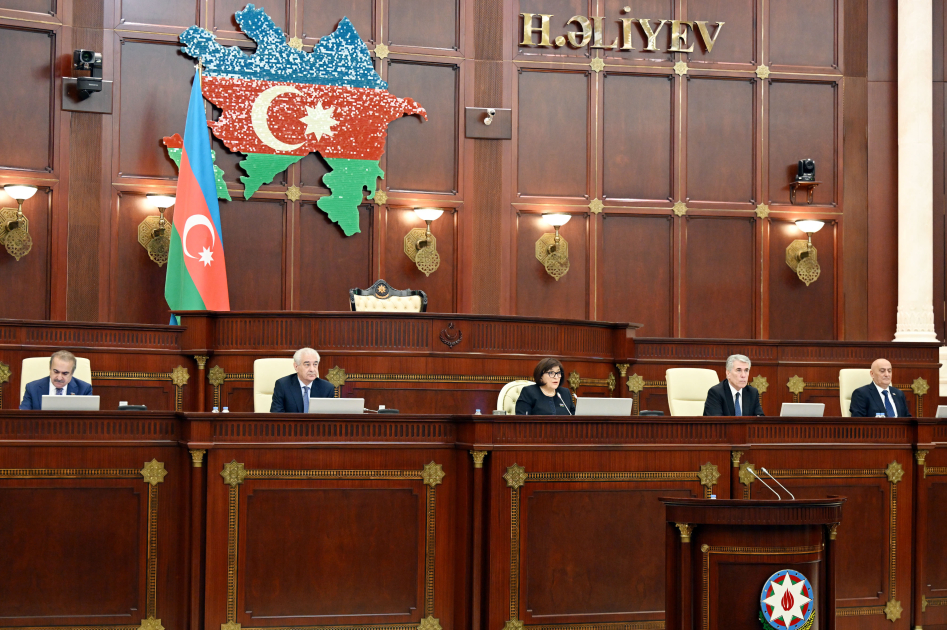 На пленарном заседании Милли Меджлиса обсуждаются 12 вопросов