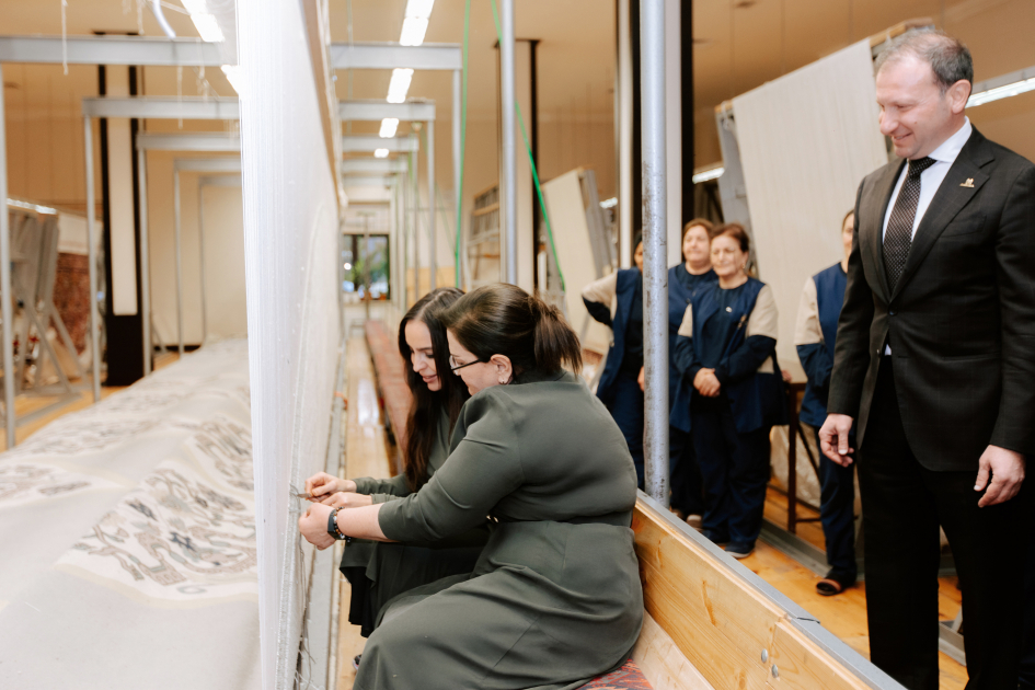 Состоялась церемония срезки круглого ковра ручной работы, изготовленного &laquo;Азерхалча&raquo; для Шушинской мечети