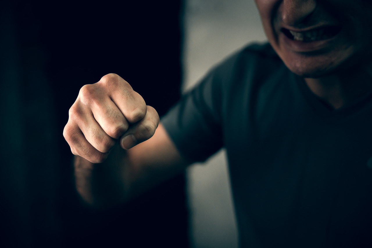 В Шамкире мужчина в маске напал на соседку и похитил 3 000 манатов