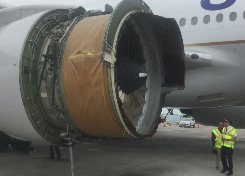 В Бенине Boeing совершил аварийную посадку из-за развалившегося в небе двигателя