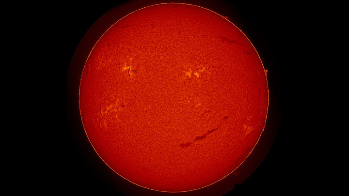 На поверхности Солнца из активных областей сформировался огромный смайлик