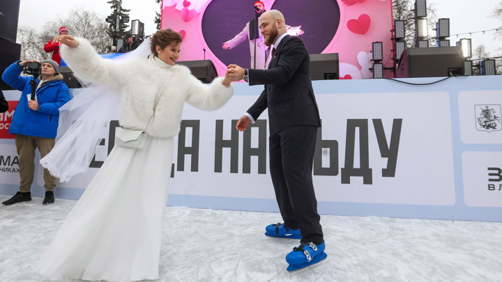 На катке в Лужниках впервые прошли церемонии бракосочетания