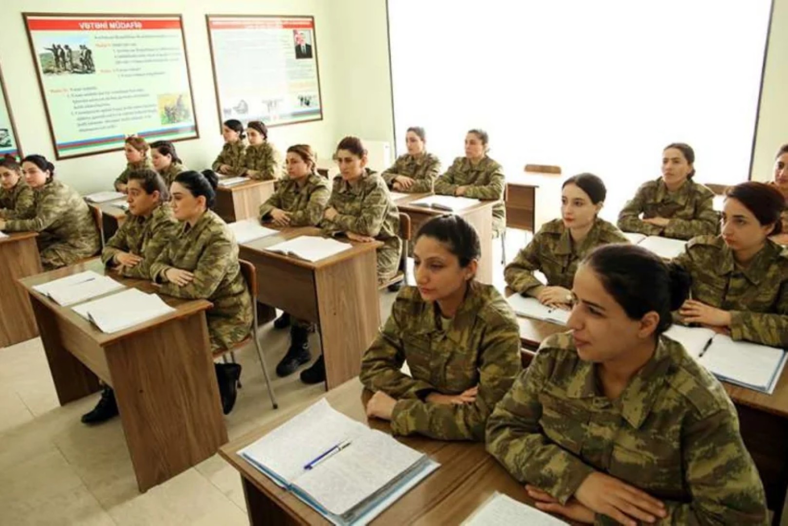 Срок сверхсрочной службы для женщин в Азербайджане сокращается до 6 месяцев