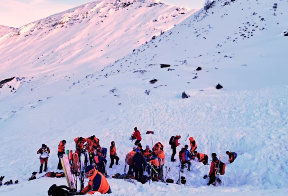 МЧС обратилось к населению в связи с опасностью снежных лавин в горных местностях