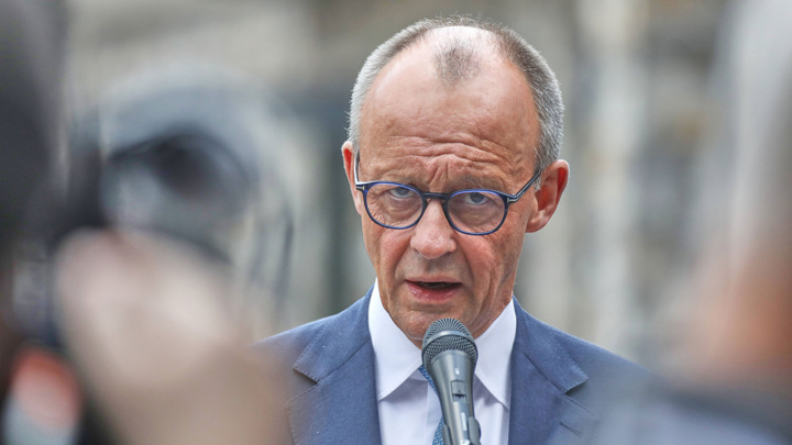 BZ: Мерц избегал Макрона в Мюнхене, что указывает на раскол между ними