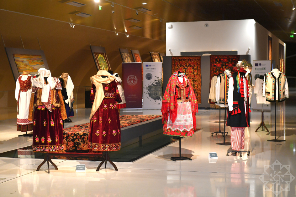 В Национальном музее ковра открылась выставка &laquo;Цветы в саду&raquo;