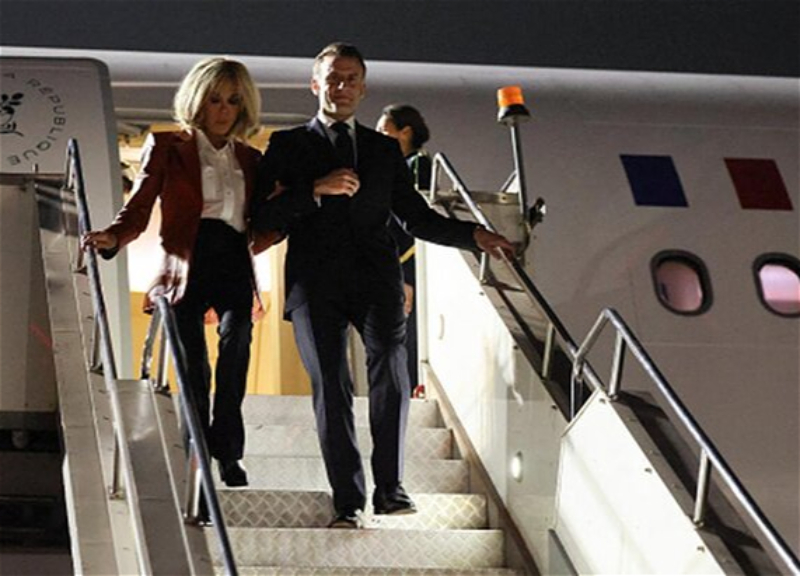 Макрон оставил жену в одиночестве на выходе из самолета в Индии
