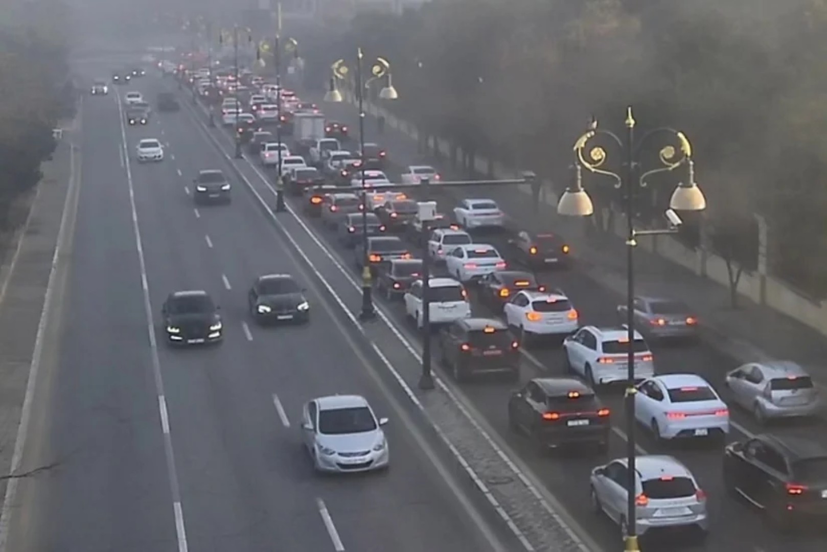 На ряде улиц и проспектов Баку затруднено движение транспорта