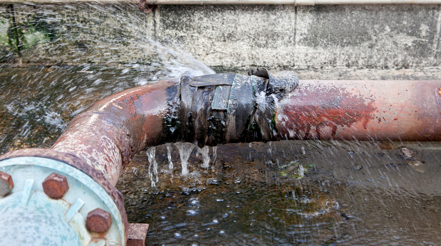 В Хатаинском районе Баку лопнула труба: затопило улицу